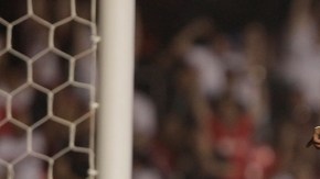 Luis Fabiano (9) anota y corre a celebrar mientras el portero Marcos Argüello, del Bolívar,  queda tendido tras no poder evitar el gol.