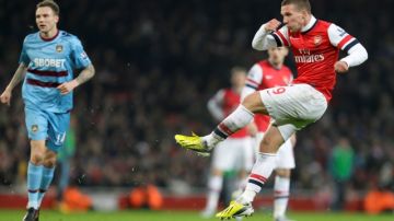 El delantero alemán Lukas Podolski inicia el rosario de goles del Arsenal sobre el West Ham United, ayer en el Estadio Emirates.