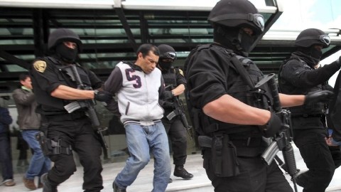 Policías estatales conducían ayer a secuestradores que operaban en el estado de Toluca, en México, que están  relacionados con una ola de ejecuciones que se han venido registrando en los últimos días.
