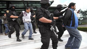 Policías estatales conducían ayer a secuestradores que operaban en el estado de Toluca, en México, que están  relacionados con una ola de ejecuciones que se han venido registrando en los últimos días.