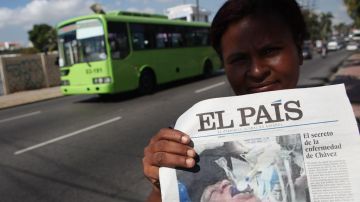 Investigación interna en El País por foto falsa de Chávez. En la foto, el daño ya estaba hecho y en muchos lugares del mundo como Santo Domingo sí salió a la venta la edición con el error.
