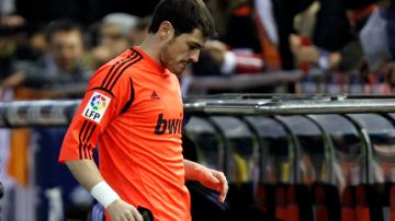 Iker Casillas al salir del campo de juego con una lesión en la mano