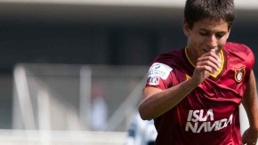 El joven mediocampista Jurgen Damm (izq.) podría ser contratado por los 'diablos rojos', equipo al que podría irse el próximo verano.