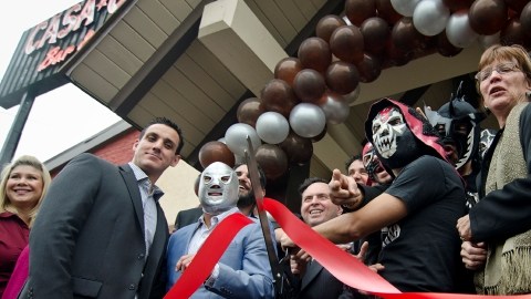 El Hijo del Santo participa en la inauguración  de un restaurante en Burbank,  en donde  convivió con sus seguidores.