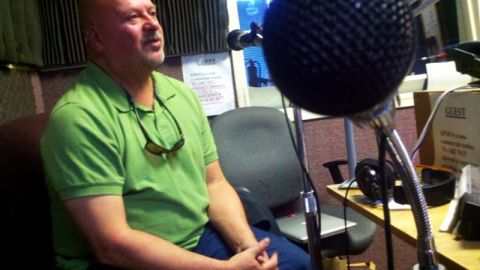 Greg Landau es entrevistado en programa musical Andanzas, en instalaciones de KPOO. Foto