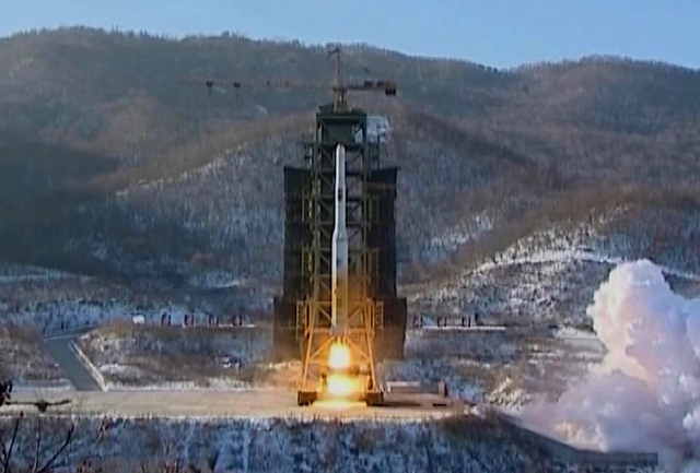 Esta imagen tomada el 12 de diciembre de 2012 muestra el proyectil Unha-3 que Norcorea puso en órbita al lanzarlo desde su estación nuclear situada en la localidad de Tongchang-ri.