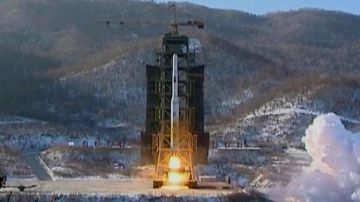 Esta imagen tomada el 12 de diciembre de 2012 muestra el proyectil Unha-3 que Norcorea puso en órbita al lanzarlo desde su estación nuclear situada en la localidad de Tongchang-ri.