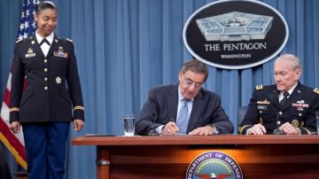 El Secretario de Defensa,  Leon Panetta,  firma el memorandum que pone fin a la prohibición de 1994 sobre el servicio de las mujeres en unidades de combate militar.
