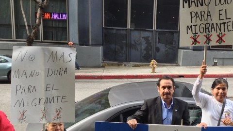Guatemaltecos protestan frente al consulado de su país.
