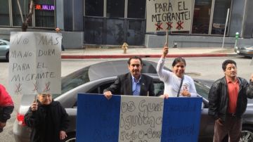 Guatemaltecos protestan frente al consulado de su país.