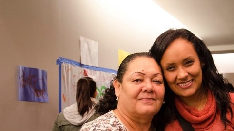 Fotografía de archivo de Erika Andiola, quien posa en la imagen con su madre, María. Abajo, su hermano Heriberto Andiola   tras ser liberado por ICE.