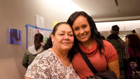 Fotografía de archivo de Erika Andiola, quien posa en la imagen con su madre, María. Abajo, su hermano Heriberto Andiola tras ser liberado por ICE.