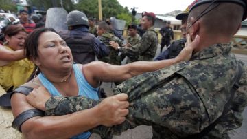 Policía en Honduras reprime manifestación de mujeres contra violencia de género.