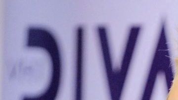 La actriz y cantante Miley Cyrus -hoy rubia y con cabello cortísimo- mostró su lado sensual en portada de revista.