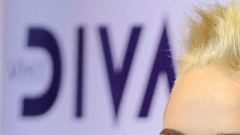 La actriz y cantante Miley Cyrus -hoy rubia y con cabello cortísimo- mostró su lado sensual en portada de revista.