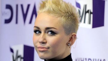 La actriz y cantante Miley Cyrus -hoy rubia y con cabello cortísimo- mostró su lado sensual en portada de revista.