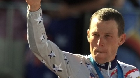 Lance Armstrong saluda a sus seguidores en sus días de ensueño.