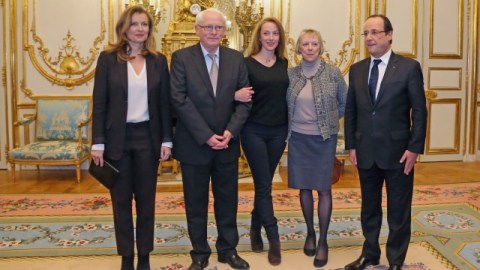 La francesa Florence Cassez (cen.) es vista con sus padres Bernard and Charlotte en encuentro con el presidente francés Francois Hollande (der.) y su compañera Valerie Trierweiler (izq.), en el Elíseo.