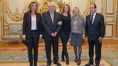 La francesa Florence Cassez (cen.) es vista con sus padres Bernard and Charlotte en encuentro con el presidente francés Francois Hollande (der.) y su compañera Valerie Trierweiler (izq.), en el Elíseo.