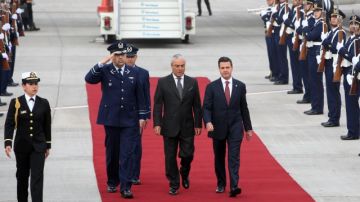 Presidente de México EPN (d) camina en medio de una guardia de honor, al llegar ayer a  Santiago, para Cumbre Celac-UE en Chile.