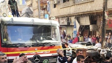 En Damasco frecuentemente estallan coches-bomba, como en esta foto al sur de la capital, dondeuno de ellso explotó en un mercado.