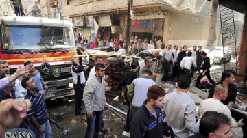 En Damasco frecuentemente estallan coches-bomba, como en esta foto al sur de la capital, dondeuno de ellso explotó en un mercado.