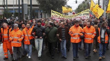 Trabajadores del Metro de Atenas se manifiestan, tras recibir ordenes de movilización forzosa para que vuelvan a sus trabajos.