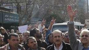 El premio nobel de la paz Mohamed el Baradei (3-der.) y el excandidato presidencial Hamdin Sabahi (4-der.) se suman a la marcha pacífica celebrada tras la oración del mediodía, ayer.