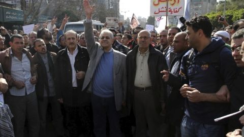 El premio nobel de la paz Mohamed el Baradei (3-der.) y el excandidato presidencial Hamdin Sabahi (4-der.) se suman a la marcha pacífica celebrada tras la oración del mediodía, ayer.