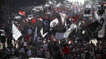 Manifestantes egipcios gritan consignas frente a la mezquita Mustafa Mahmoud durante una marcha para conmemorar el segundo aniversario de la revolución que derrocó a Hosni Mubarak.