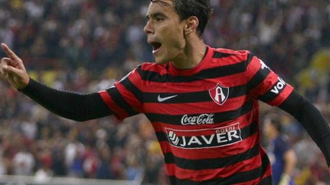 Omar Bravo se encargó de marcar el 2-1 definitivo por la vía del penal
