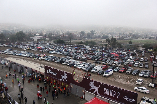 Luego de las lluvias sufridas, el estacionamiento del Estadio Caliente muestra los estragos: lodo por todos lados.