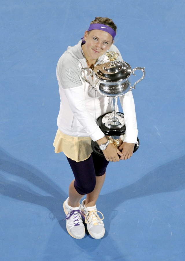Victoria Azarenka esboza una sonrisa al posar con su trofeo.