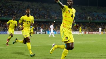 Emmanuel Adebayor (4) corre a celebrar su gol conseguido ante Argelia y que abrió el camino para la victoria de Togo en la Copa África.