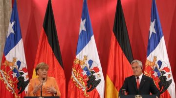 El presidente de Chile, Sebastián Piñera (der.), y la canciller de Alemania, Angela Merkel, ofrecen una rueda de prensa en el marco de la Cumbre Celac-UE.