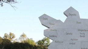 Un hombre observaba ayer el espacio donde estaba la polémica estatua del expresidente de Azerbaiyán, Geidar Aliyev.