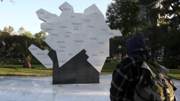 Un hombre observaba ayer el espacio donde estaba la polémica estatua del expresidente de Azerbaiyán, Geidar Aliyev.