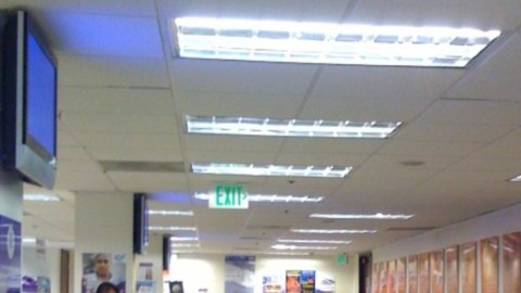 Salvadoreños en el consulado de Los Angeles, esperando para hacer sus trámites. Ahora que podrán votar, necesitan el DUI.