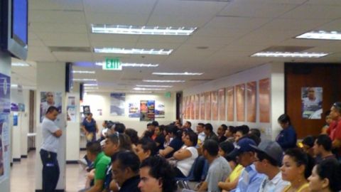 Salvadoreños en el consulado de Los Angeles, esperando para hacer sus trámites. Ahora que podrán votar, necesitan el DUI.