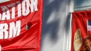 Manifestación a favor de la reforma frente al Ayuntamiento de LA. El actual ambiente político ofrece ahora más posibilidades.