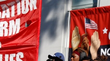 Manifestación a favor de la reforma frente al Ayuntamiento de LA. El actual ambiente político ofrece ahora más posibilidades.