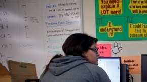 Mariah Arostigue (izq.) y Noah Reyes, estudiantes del grado 11, trabajan en sus ejercicios prácticos en su clase de precáculculo de la escuela secundaria   Segerstrom Fundamental de Santa Ana.