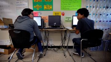 Mariah Arostigue (izq.) y Noah Reyes, estudiantes del grado 11, trabajan en sus ejercicios prácticos en su clase de precáculculo de la escuela secundaria   Segerstrom Fundamental de Santa Ana.