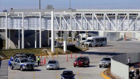 Aún con el nuevo cruce fronterizo de El Chaparral, en Tijuana, pasar de un lado a otro toma todavía demasiado tiempo.
