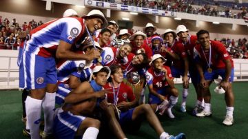 Jugadores de Costa Rica presumen el trofeo conquistado  al derrotar ayer a Honduras en la gran final de la Copa Centroamericana.