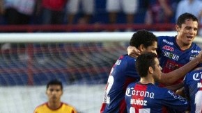 Jugadores atlantistas 'sepultan' a Luis Venegas, quien anotó al minuto 91 para dar la valiosa victoria  a su equipo sobre los Jaguares.