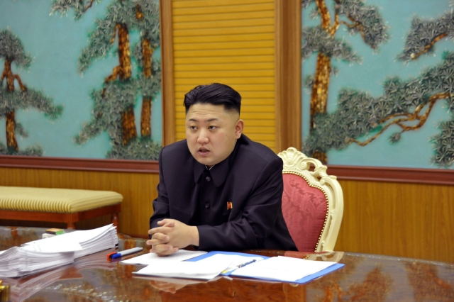 El líder norcoreano Kim Jong Un asiste a un  encuentro consultivo con sus oficiales en los campos de la seguridad del Estado y asuntos extranjeros en un lugar no revelado de su país, ayer.