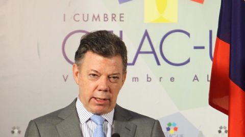 El presidente de Colombia, Juan Manuel Santos, habla en rueda de prensa, ayer, en Santiago, Chile, en la Cumbre Celac- UE.