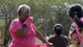 Parientes y amistades de presos reaccionan en las afueras de la prisión de Uribana, en Barquisimeto, Venezuela.