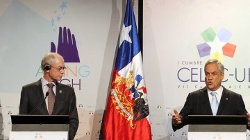 Los presidentes de Chile, Sebastián Piñera (cen.); del Consejo Europeo, Herman Van Rompuy (izq.); y de la Comisión Europea, José Manuel Durao Barroso, en rueda de prensa, al clausurar cumbre, en Santiago.